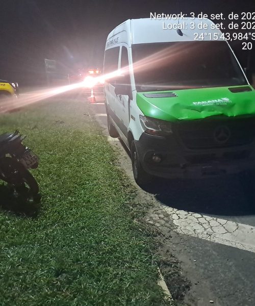 Jovem motociclista de 19 anos sofre ferimentos em acidente com micro-ônibus na PR-151, Jaguariaíva