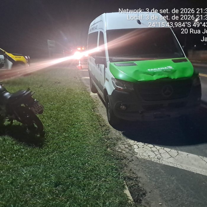 Jovem motociclista de 19 anos sofre ferimentos em acidente com micro-ônibus na PR-151, Jaguariaíva