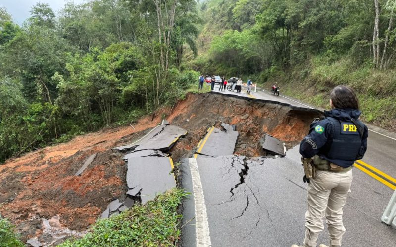 Chuvas mantêm três trechos da BR-476 totalmente interditados no Paraná