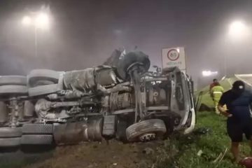 Colisão de três carretas bloqueia BR-376 e gera congestionamento de 26 km
