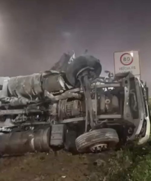 Colisão de três carretas bloqueia BR-376 e gera congestionamento de 26 km