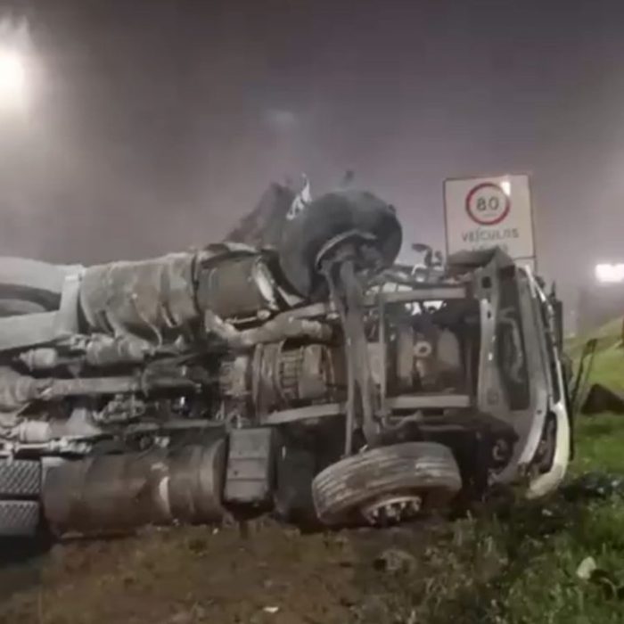Colisão de três carretas bloqueia BR-376 e gera congestionamento de 26 km