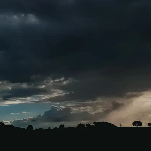 Tempestades à vista: Brasil em alerta durante o feriado